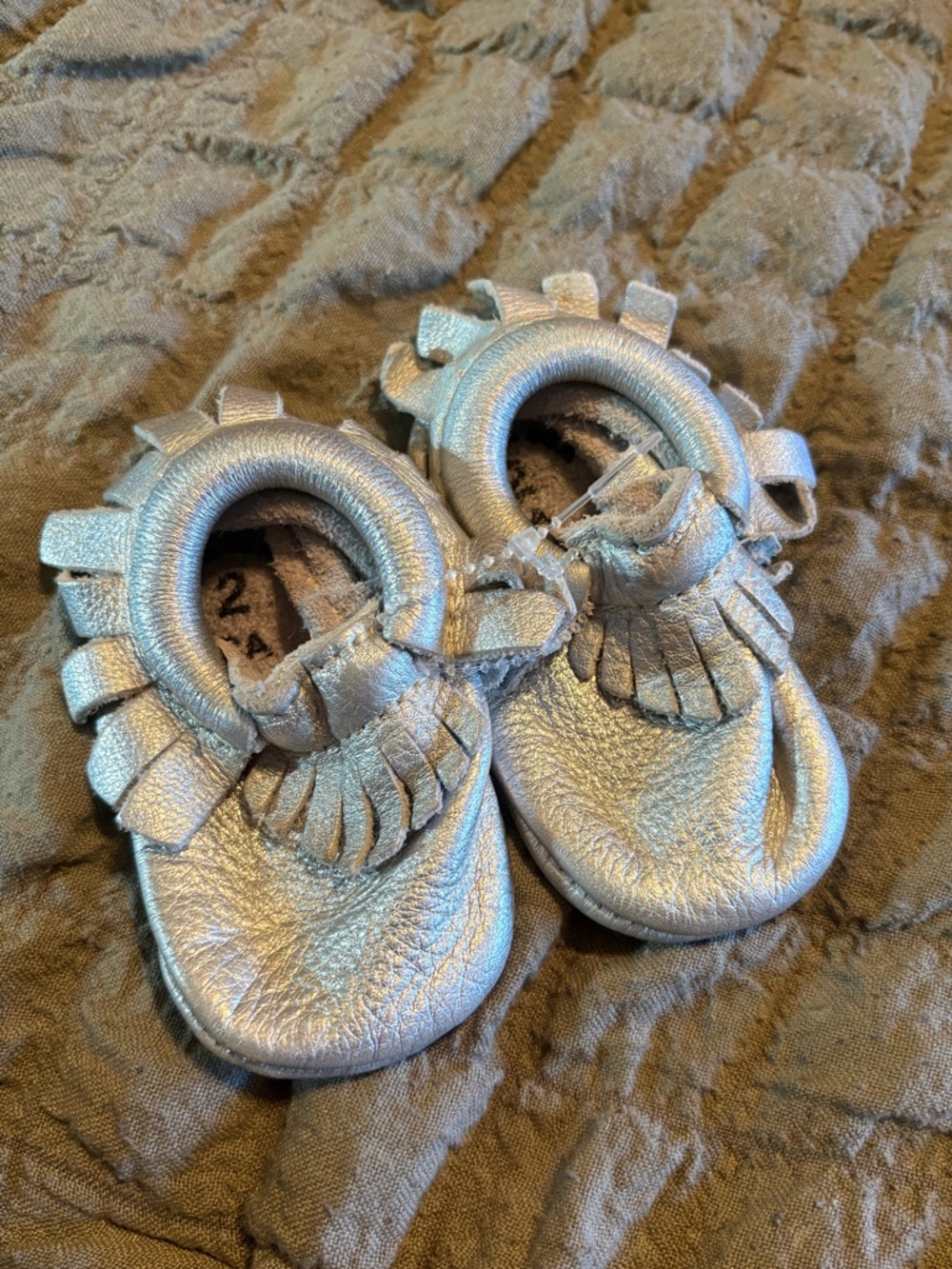 Freshly Picked Silver Fringe Baby Moccasins Size 2 Soft Sole Leather Infant S1